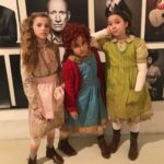 Sienna Belle Instagram - VIDA DURA IRMÃO! 😓 hoje tem #tbt de respeitooo das órfãs mais amadas de NYC (inclusive, estamos muuuito atrizes na primeira foto 🫣🤫🙈) + um vídeo muitoooo bom meu e da Biaaa lembrando da coreô de um dos nossos números favoritos do musical 5 anos depois KKKKK passaríamos no teste hoje? HAHAHA acho que crescemos um pouco, né? @manucostab_ faltou você pra fazer com a genteeee! 😆✨😝 quem aí sente falta de annie? 🥹♥️