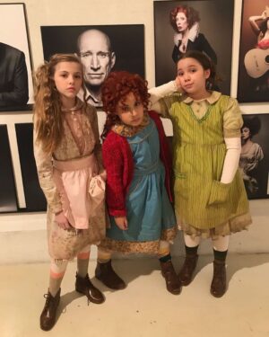 Sienna Belle Instagram - VIDA DURA IRMÃO! 😓

hoje tem #tbt de respeitooo das órfãs mais amadas de NYC (inclusive, estamos muuuito atrizes na primeira foto 🫣🤫🙈) + um vídeo muitoooo bom meu e da Biaaa lembrando da coreô de um dos nossos números favoritos do musical 5 anos depois KKKKK passaríamos no teste hoje? HAHAHA acho que crescemos um pouco, né? 

@manucostab_ faltou você pra fazer com a genteeee! 😆✨😝

quem aí sente falta de annie? 🥹♥️