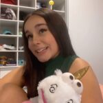Sienna Belle Instagram - você é a amiga que tenta consolar, ou a amiga que tá sofrendo?! (normalmente, eu sou a que sofre! 🥲🙈) amigos, podem confirmar isso nos comentários KKKKKK #reels #explore #dublagem #explorar