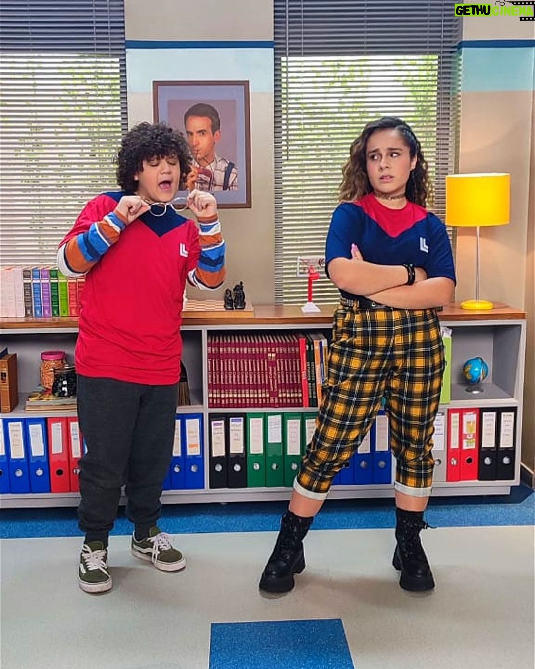 Sienna Belle Instagram - a Carol e o Mig estão diferentes! 🤔🫣 eita como eu tava malvada no episódio de ontem! hihihi amei ser a Mabel por um dia. ficaram confusos? assistam “O Bug do Universo Paralelo” no Globoplay pra entender o que rolou aqui… 💜🎮✨🕹️👾 •BUGADOS - Segunda á Sexta ás 18h30 no @mundogloob <3 😝