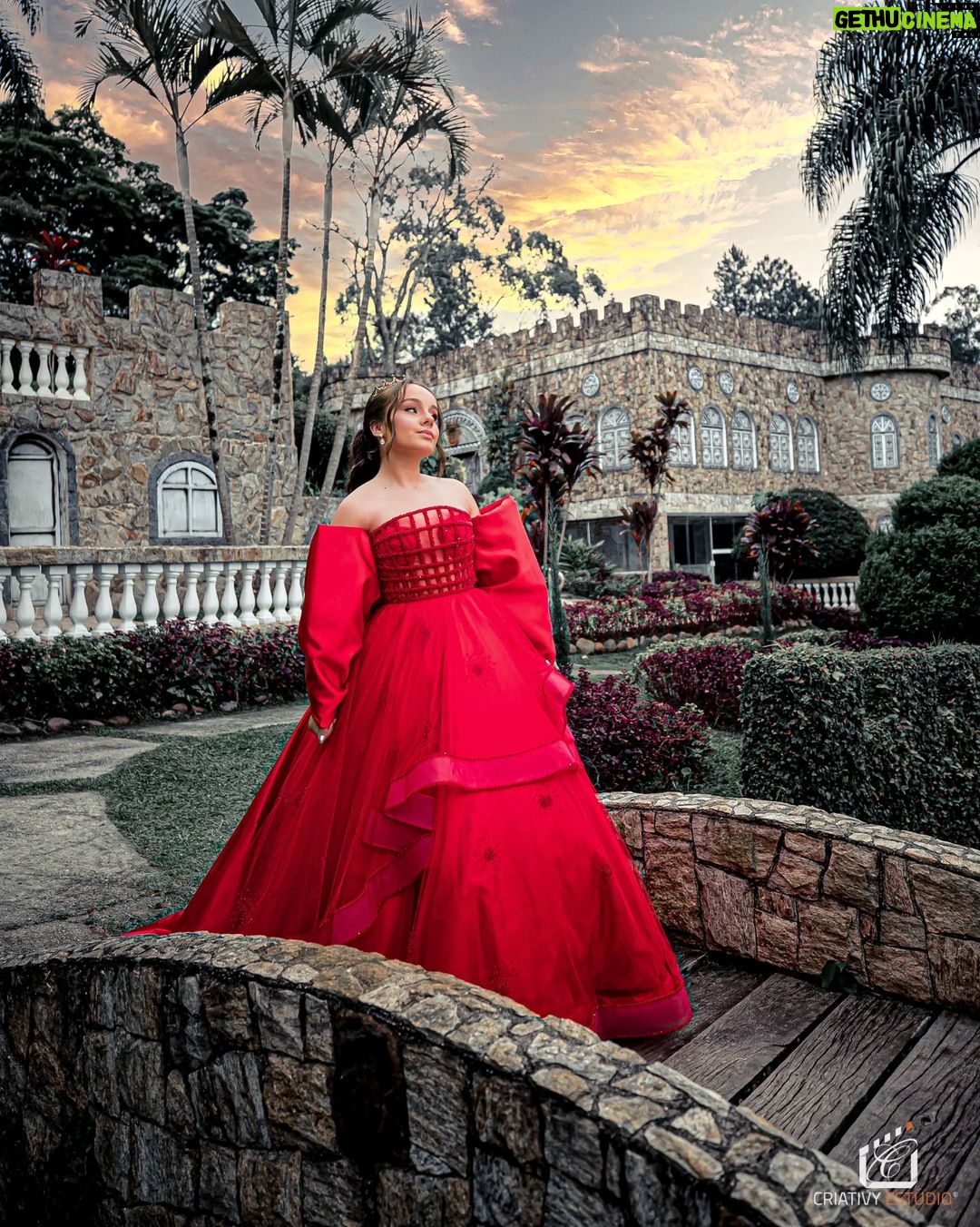 Sienna Belle Instagram - A talentosíssima @siennabelle mostrou na 2° edição do @projetomakeawish que além de cantora pop e atriz, ela também arrasa como modelo ao desfilar pelo castelo com um dos designs do @israelvalentimoficial ❤️🎬 Foto @criativyestudio | @charlessartori Vestidos @israelvalentimoficial Espaço @montecasteloeventosoficial Assessoria @assessoria_viviantrevisan Beauty @moisescardeiro_ Jóias @camilagrantdebutantes Personagens @biagiproducoes Cenografia @wiltondecoracoes DJ @dj.leolima.oficial Doces Finos e Bolo @dibetha #beauty #influencer #fashion #fotoshooting #ensaiofotografico #fotografia #moda #eventos #digitalinfluencer #youtuber #debutante #15anos #atriz #projetomakeawish #siennabelle #cantora Monte Castelo Eventos Oficial