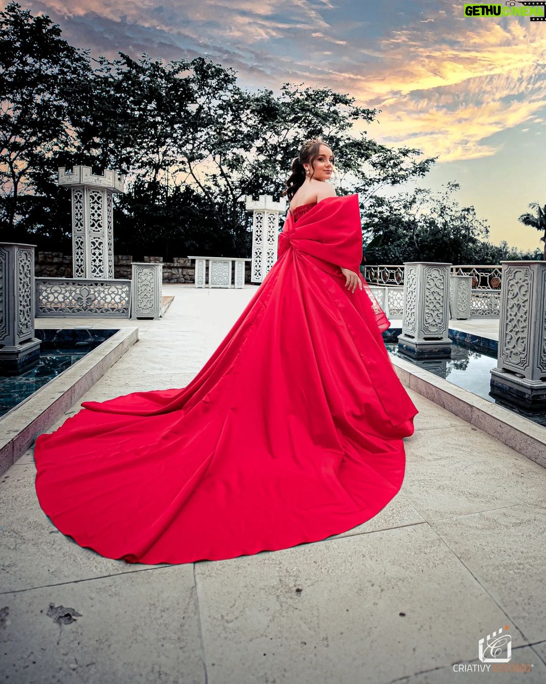 Sienna Belle Instagram - A talentosíssima @siennabelle mostrou na 2° edição do @projetomakeawish que além de cantora pop e atriz, ela também arrasa como modelo ao desfilar pelo castelo com um dos designs do @israelvalentimoficial ❤️🎬 Foto @criativyestudio | @charlessartori Vestidos @israelvalentimoficial Espaço @montecasteloeventosoficial Assessoria @assessoria_viviantrevisan Beauty @moisescardeiro_ Jóias @camilagrantdebutantes Personagens @biagiproducoes Cenografia @wiltondecoracoes DJ @dj.leolima.oficial Doces Finos e Bolo @dibetha #beauty #influencer #fashion #fotoshooting #ensaiofotografico #fotografia #moda #eventos #digitalinfluencer #youtuber #debutante #15anos #atriz #projetomakeawish #siennabelle #cantora Monte Castelo Eventos Oficial