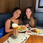 Sienna Belle Instagram - sábado de manhã eu olhei pra minha mãe de disse: “tô afim de fazer um rolê gastronômico com uma boa companhia!” e ela logo pensou no @kharinaoficial ♥️ pensa num espaço gostoso, atendimento nota 1000, e tem muita variedade de prato, entradas e sobremesas deliciosaaaas! 🤤 queria deixar registrado essa noite, e deixar vocês babando com alguns dos nossos pedidos! hihihi 🙈❤️‍🔥 Obrigada @kharinaoficial <3 tudo impecável!!