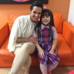 Sienna Belle Instagram - pérolas raras de Carinha de Anjo! 👼🤍✨ #tbt de milhões! 🥹 olha que pitchucaaa, uma neném gente! fala sério… não aguento! aqui temos momentos passando texto com meu papis da ficção, batendo a claquete, conhecendo minha mamis da ficção pela primeira vez, temos noivo e noiva prestes a casar (KKKKKKKKK), gravação de clipeee… AMO MUITO! 🥹🫶