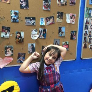 Sienna Belle Instagram - pérolas raras de Carinha de Anjo! 👼🤍✨

#tbt de milhões! 🥹
olha que pitchucaaa, uma neném gente! fala sério… não aguento!

aqui temos momentos passando texto com meu papis da ficção, batendo a claquete, conhecendo minha mamis da ficção pela primeira vez, temos noivo e noiva prestes a casar (KKKKKKKKK), gravação de clipeee… AMO MUITO! 🥹🫶