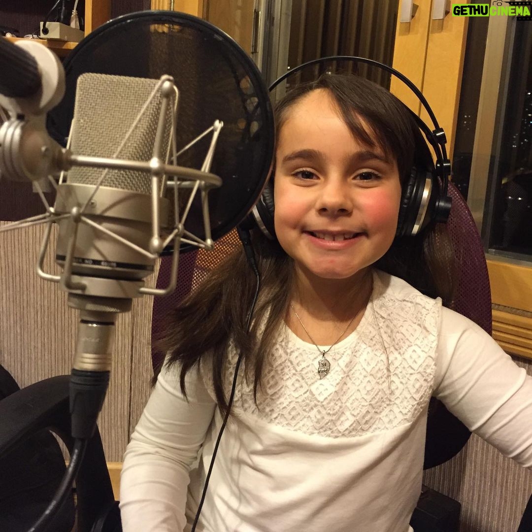 Sienna Belle Instagram - #tbt das pérolas e diferentes fases da “sienna cantora” <3 🥹🫶✨ temos muitas mini Siennas, no palco, no estúdio… e a Sienna mais crescida e madura tudo junto e misturado! 💗 quem aí sente falta de um show? EU! 🙋♀️🥲 (a última foto é A MELHOR!) 🥹🥰