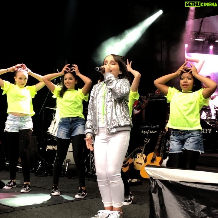 Sienna Belle Instagram - #tbt das pérolas e diferentes fases da “sienna cantora” <3 🥹🫶✨ temos muitas mini Siennas, no palco, no estúdio… e a Sienna mais crescida e madura tudo junto e misturado! 💗 quem aí sente falta de um show? EU! 🙋♀️🥲 (a última foto é A MELHOR!) 🥹🥰
