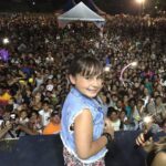 Sienna Belle Instagram - #tbt das pérolas e diferentes fases da “sienna cantora” <3 🥹🫶✨ temos muitas mini Siennas, no palco, no estúdio… e a Sienna mais crescida e madura tudo junto e misturado! 💗 quem aí sente falta de um show? EU! 🙋‍♀️🥲 (a última foto é A MELHOR!) 🥹🥰