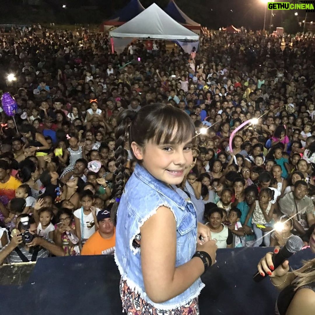 Sienna Belle Instagram - #tbt das pérolas e diferentes fases da “sienna cantora” <3 🥹🫶✨ temos muitas mini Siennas, no palco, no estúdio… e a Sienna mais crescida e madura tudo junto e misturado! 💗 quem aí sente falta de um show? EU! 🙋♀️🥲 (a última foto é A MELHOR!) 🥹🥰