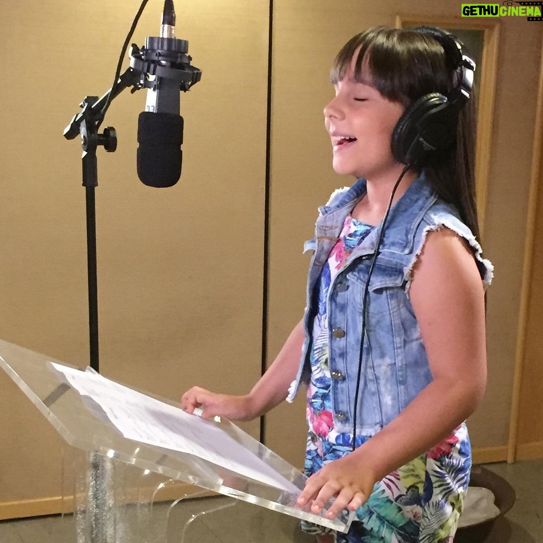 Sienna Belle Instagram - #tbt das pérolas e diferentes fases da “sienna cantora” <3 🥹🫶✨ temos muitas mini Siennas, no palco, no estúdio… e a Sienna mais crescida e madura tudo junto e misturado! 💗 quem aí sente falta de um show? EU! 🙋♀️🥲 (a última foto é A MELHOR!) 🥹🥰