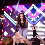 Sienna Belle Instagram - #tbt das pérolas e diferentes fases da “sienna cantora” <3 🥹🫶✨ temos muitas mini Siennas, no palco, no estúdio… e a Sienna mais crescida e madura tudo junto e misturado! 💗 quem aí sente falta de um show? EU! 🙋‍♀️🥲 (a última foto é A MELHOR!) 🥹🥰