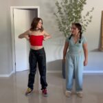 Sienna Belle Instagram - VIDA DURA IRMÃO! 😓 hoje tem #tbt de respeitooo das órfãs mais amadas de NYC (inclusive, estamos muuuito atrizes na primeira foto 🫣🤫🙈) + um vídeo muitoooo bom meu e da Biaaa lembrando da coreô de um dos nossos números favoritos do musical 5 anos depois KKKKK passaríamos no teste hoje? HAHAHA acho que crescemos um pouco, né? @manucostab_ faltou você pra fazer com a genteeee! 😆✨😝 quem aí sente falta de annie? 🥹♥️