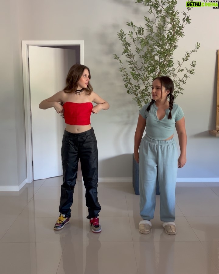 Sienna Belle - 20.3K Likes - VIDA DURA IRMÃO! 😓
hoje tem #tbt de respeitooo das órfãs mais amadas de NYC (inclusive, estamos muuuito atrizes na primeira foto 🫣🤫🙈) + um vídeo muitoooo bom meu e da Biaaa lembrando da coreô de um dos nossos números favoritos do musical 5 anos depois KKKKK passaríamos no teste hoje? HAHAHA acho que crescemos um pouco, né?
@manucostab_ faltou você pra fazer com a genteeee! 😆✨😝
quem aí sente falta de annie? 🥹♥️