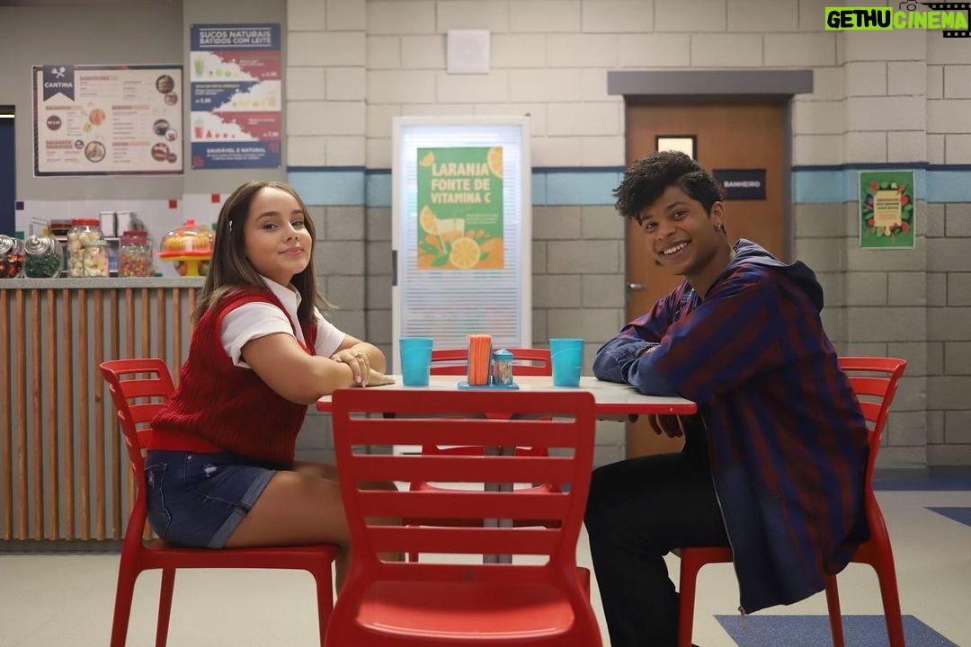 Sienna Belle Instagram - a turma bugada cresceu, estão de cara nova, estilo novo, e histórias novas pra contar… vocês vão poder ver tudo isso a partir de HOJE! 💜 18h30 no @mundogloob tem a estreia da 5a temporada de Bugados! 🎮👾🕹️ novos amores, novas descobertas e 5 anos de muita coisa boa pra contar… e ainda não acabou ;) nos recebam de braços abertos, juntem a família pra darem uma boa risada e deixem a gente brugar o coração de vocês! 🥳🌟