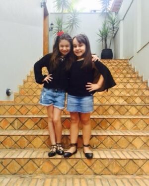 Sienna Belle Instagram - @valenthinarodarteoficial a esse ponto, textos já viraram clichês e as palavras continuam com sentidos fortes e significantes! se o mundo fosse recheado de “thinas”, a gente seria mais feliz, mais leve, mais unido <3 hoje a thina completa 15 anos (e isso não acontece todo dia! 🤍) thina… você já parou pra pensar que a gente nunca mais vai ser jovem como hoje, com o coração aberto pra oportunidades e desafios novos, arriscando e vivendo intensamente sem olhar pra frente nem pra trás. apenas vivendo! pois é… pros seus 15, eu quero que você VIVA intensamente, sério! 

te conheço a metade da minha vida e desde sempre você foi uma grande sonhadora com capacidade de chegar a lua se quisesse! a thina é batalhadora. disse que ela não consegue? é aí que ela faz, e faz 1000x mais caprichado do que você! 😝 ela bate o pé, sabe o que quer e a determinação é o lema de vida dela. quem vê de fora passa a apenas admirar o ser humaninho que ela é <3 eu não conheço uma pessoa (em plena saúde) que não ame, e se encanta pela thina. ninguém resiste! ela é talento, ela é adrenalina, só risadas e sorrisos que marcam momentos especiais, pureza, simplicidade, o amor mais verdadeiro que você vai conhecer e muuuiitooo esforço, um coração bizarro de enorme com um carinho imenso pelos outros (tanto que as vezes, ela esquece dela mesma). 

ser amiga dela é um privilégio muito maior do que qualquer coisa material! se você conhece a thina e tem a honra de viver ao lado dela… desfrute disso… você tem muita sorte!

feliz 15 thina! 🌟
te amo muuuito, e óbvio que isso você já sabe!
te desejo as melhores coisas, e tudo de bom que o universo tem pra te oferecer. ♥️💌 você merece o mundo TODINHO, e não deixe ninguém te dizer o contrário ;) que papai do céu te abençoe muito, e ontem foi a prova viva de que ele sempre estará do seu lado, e do lado da sua família brilhante! ✨

p.s. guarde com carinho a sua cartinha! tem mais escrito lá! <3 te amo! hoje o dia é seu e vamos fazer ele inesquecível. pronta? espero que sim! 😝🙈🤍