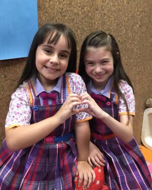 Sienna Belle Instagram - @valenthinarodarteoficial a esse ponto, textos já viraram clichês e as palavras continuam com sentidos fortes e significantes! se o mundo fosse recheado de “thinas”, a gente seria mais feliz, mais leve, mais unido <3 hoje a thina completa 15 anos (e isso não acontece todo dia! 🤍) thina… você já parou pra pensar que a gente nunca mais vai ser jovem como hoje, com o coração aberto pra oportunidades e desafios novos, arriscando e vivendo intensamente sem olhar pra frente nem pra trás. apenas vivendo! pois é… pros seus 15, eu quero que você VIVA intensamente, sério! 

te conheço a metade da minha vida e desde sempre você foi uma grande sonhadora com capacidade de chegar a lua se quisesse! a thina é batalhadora. disse que ela não consegue? é aí que ela faz, e faz 1000x mais caprichado do que você! 😝 ela bate o pé, sabe o que quer e a determinação é o lema de vida dela. quem vê de fora passa a apenas admirar o ser humaninho que ela é <3 eu não conheço uma pessoa (em plena saúde) que não ame, e se encanta pela thina. ninguém resiste! ela é talento, ela é adrenalina, só risadas e sorrisos que marcam momentos especiais, pureza, simplicidade, o amor mais verdadeiro que você vai conhecer e muuuiitooo esforço, um coração bizarro de enorme com um carinho imenso pelos outros (tanto que as vezes, ela esquece dela mesma). 

ser amiga dela é um privilégio muito maior do que qualquer coisa material! se você conhece a thina e tem a honra de viver ao lado dela… desfrute disso… você tem muita sorte!

feliz 15 thina! 🌟
te amo muuuito, e óbvio que isso você já sabe!
te desejo as melhores coisas, e tudo de bom que o universo tem pra te oferecer. ♥️💌 você merece o mundo TODINHO, e não deixe ninguém te dizer o contrário ;) que papai do céu te abençoe muito, e ontem foi a prova viva de que ele sempre estará do seu lado, e do lado da sua família brilhante! ✨

p.s. guarde com carinho a sua cartinha! tem mais escrito lá! <3 te amo! hoje o dia é seu e vamos fazer ele inesquecível. pronta? espero que sim! 😝🙈🤍