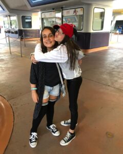 Sienna Belle Instagram - @valenthinarodarteoficial a esse ponto, textos já viraram clichês e as palavras continuam com sentidos fortes e significantes! se o mundo fosse recheado de “thinas”, a gente seria mais feliz, mais leve, mais unido <3 hoje a thina completa 15 anos (e isso não acontece todo dia! 🤍) thina… você já parou pra pensar que a gente nunca mais vai ser jovem como hoje, com o coração aberto pra oportunidades e desafios novos, arriscando e vivendo intensamente sem olhar pra frente nem pra trás. apenas vivendo! pois é… pros seus 15, eu quero que você VIVA intensamente, sério! te conheço a metade da minha vida e desde sempre você foi uma grande sonhadora com capacidade de chegar a lua se quisesse! a thina é batalhadora. disse que ela não consegue? é aí que ela faz, e faz 1000x mais caprichado do que você! 😝 ela bate o pé, sabe o que quer e a determinação é o lema de vida dela. quem vê de fora passa a apenas admirar o ser humaninho que ela é <3 eu não conheço uma pessoa (em plena saúde) que não ame, e se encanta pela thina. ninguém resiste! ela é talento, ela é adrenalina, só risadas e sorrisos que marcam momentos especiais, pureza, simplicidade, o amor mais verdadeiro que você vai conhecer e muuuiitooo esforço, um coração bizarro de enorme com um carinho imenso pelos outros (tanto que as vezes, ela esquece dela mesma). ser amiga dela é um privilégio muito maior do que qualquer coisa material! se você conhece a thina e tem a honra de viver ao lado dela… desfrute disso… você tem muita sorte! feliz 15 thina! 🌟 te amo muuuito, e óbvio que isso você já sabe! te desejo as melhores coisas, e tudo de bom que o universo tem pra te oferecer. ♥️💌 você merece o mundo TODINHO, e não deixe ninguém te dizer o contrário ;) que papai do céu te abençoe muito, e ontem foi a prova viva de que ele sempre estará do seu lado, e do lado da sua família brilhante! ✨ p.s. guarde com carinho a sua cartinha! tem mais escrito lá! <3 te amo! hoje o dia é seu e vamos fazer ele inesquecível. pronta? espero que sim! 😝🙈🤍