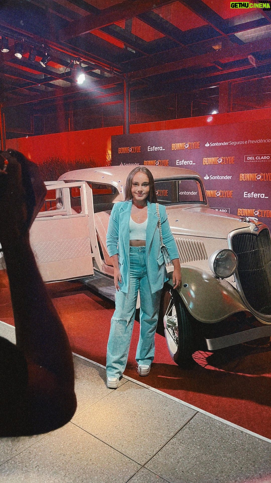 Sienna Belle Instagram - isso aqui foi um ACONTECIMENTO! 🫢💥 o espetáculo Bonnie e Clyde entregou muitooo, viu? teve química, uma trilha sonora de respeito, um elenco maravilhoso (sou fã de absolutamente todos! 🥹) e não poderia ser num lugar melhor! ✨ sempre uma experiência completa estar no @033rooftop 😍 o espaço se adapta a qualquer evento, gente! tanto o “foyer” quanto o palco e a plateia podem ser dispostas de inúmeras formas diferentes… mostrei no reels um pouquinho da minha noite mágica <3 @betosargentelli e @elinemesmo OS MAIORES! 🫶 que casal! @delclaroproducoes que espetáculo perfeito! 😱 SURREAL! venham ver @bonnieclydemusical ;) 🧨🤯❤️🔥 @adrianadelclaro @navarropedro_ @mariana.gallindo @thiagogimenes1 @larasuleiman @yudchi