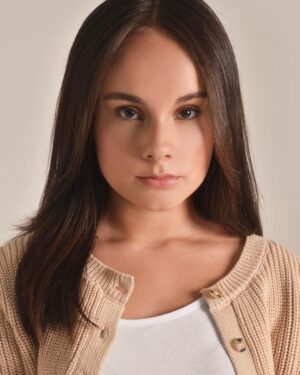 Sienna Belle Instagram - sienna marrentinha, ou a Sienna mais delicada? confesso viu, tô com uma saudade de interpretar um vilã… 🥹 alô universo! sua menina está preparada hahaha 🙌

click by: @julianasabbatini_ph 
make e hair by: @eudannyanjos 
🤎