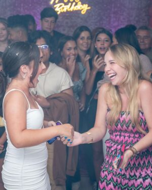 Sienna Belle Instagram - ainda não superei isso aqui… 💗✨

post pra agradecer a todo mundo que estava presente na minha festa, e em especial essas 3… ouvi dizer que foram elas que fizeram essa supresa junto com minha family! 🥹 eu amo vocês! obrigada por serem as melhores companheiras pra vida possíveis. <3 
@valenthinarodarteoficial @manucostab_ @belladaneluzz 
#15 
💐✨