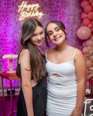 Sienna Belle Instagram - ainda não superei isso aqui… 💗✨

post pra agradecer a todo mundo que estava presente na minha festa, e em especial essas 3… ouvi dizer que foram elas que fizeram essa supresa junto com minha family! 🥹 eu amo vocês! obrigada por serem as melhores companheiras pra vida possíveis. <3 
@valenthinarodarteoficial @manucostab_ @belladaneluzz 
#15 
💐✨