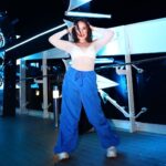 Sienna Belle Instagram - o que é um pontinho azul andando pelo navio? 🦋✨ click by @ricardooaugusto <3