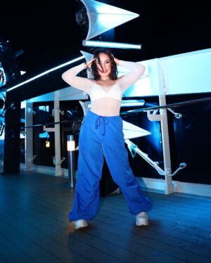 Sienna Belle Instagram - o que é um pontinho azul andando pelo navio? 🦋✨

click by @ricardooaugusto <3