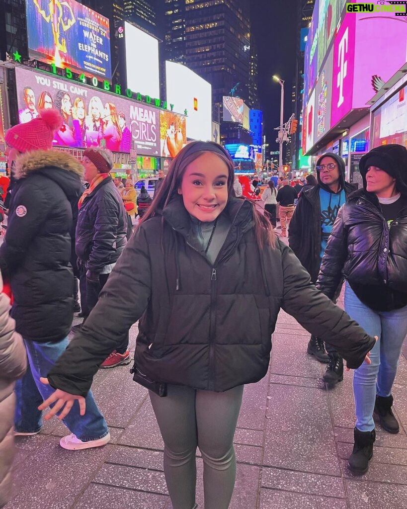 Sienna Belle Instagram - sleepless nights and city lights. ✨🌃🤍🗽✈️🎢🎧🎶❤️‍🩹 these lights will inspire you… NYC! 🥹