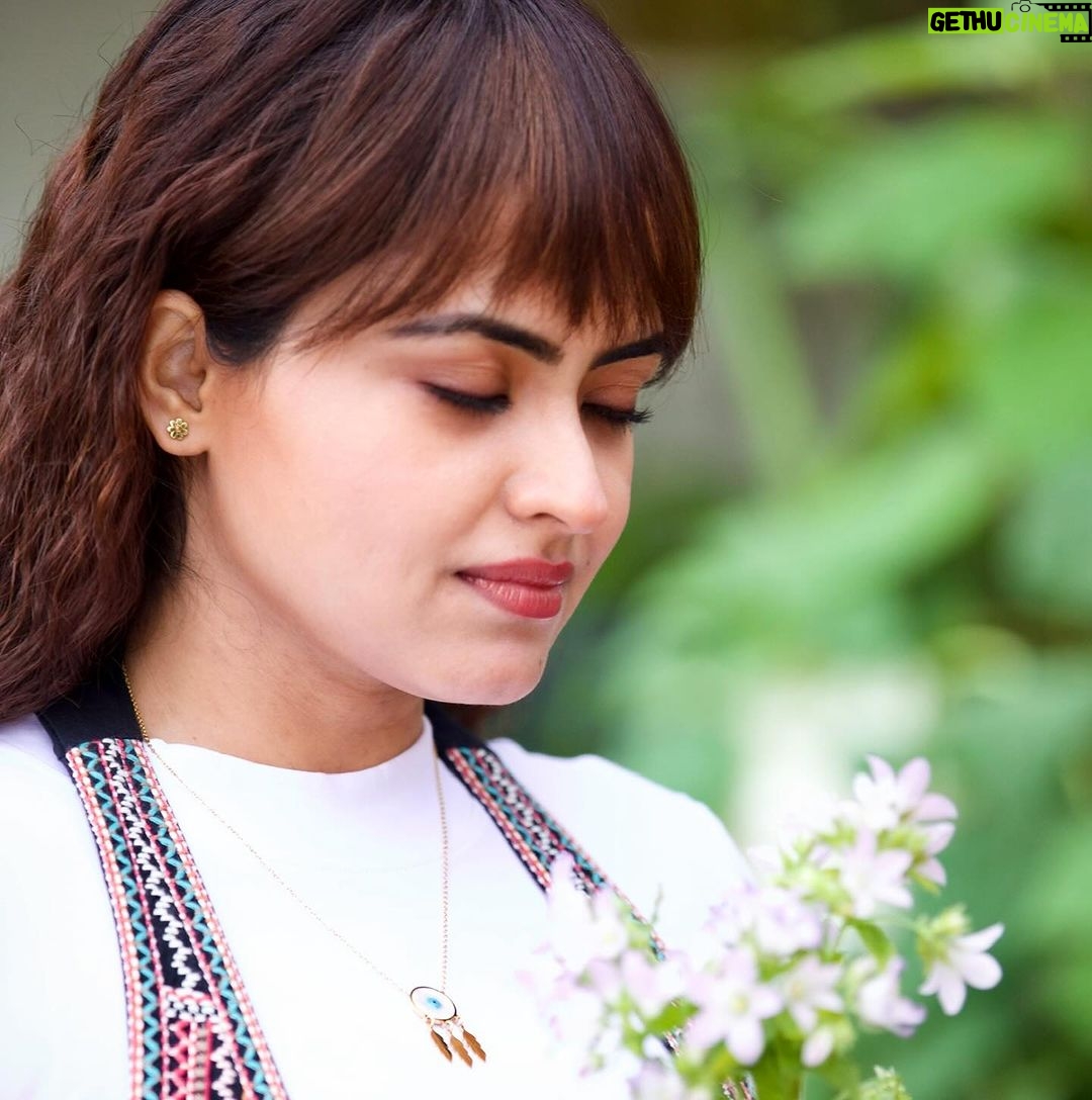 Simi Chahal Instagram - Meher 🤍 In Cinemas near you - 16th February 2024 😍 Jee Ve Sohneya Jee ❤️ Makeup : @prabhakarchande_makeupartist Costume Designer : @designer.nitasha Hair : @krishna.hairstylist Photography : @dashmesharts