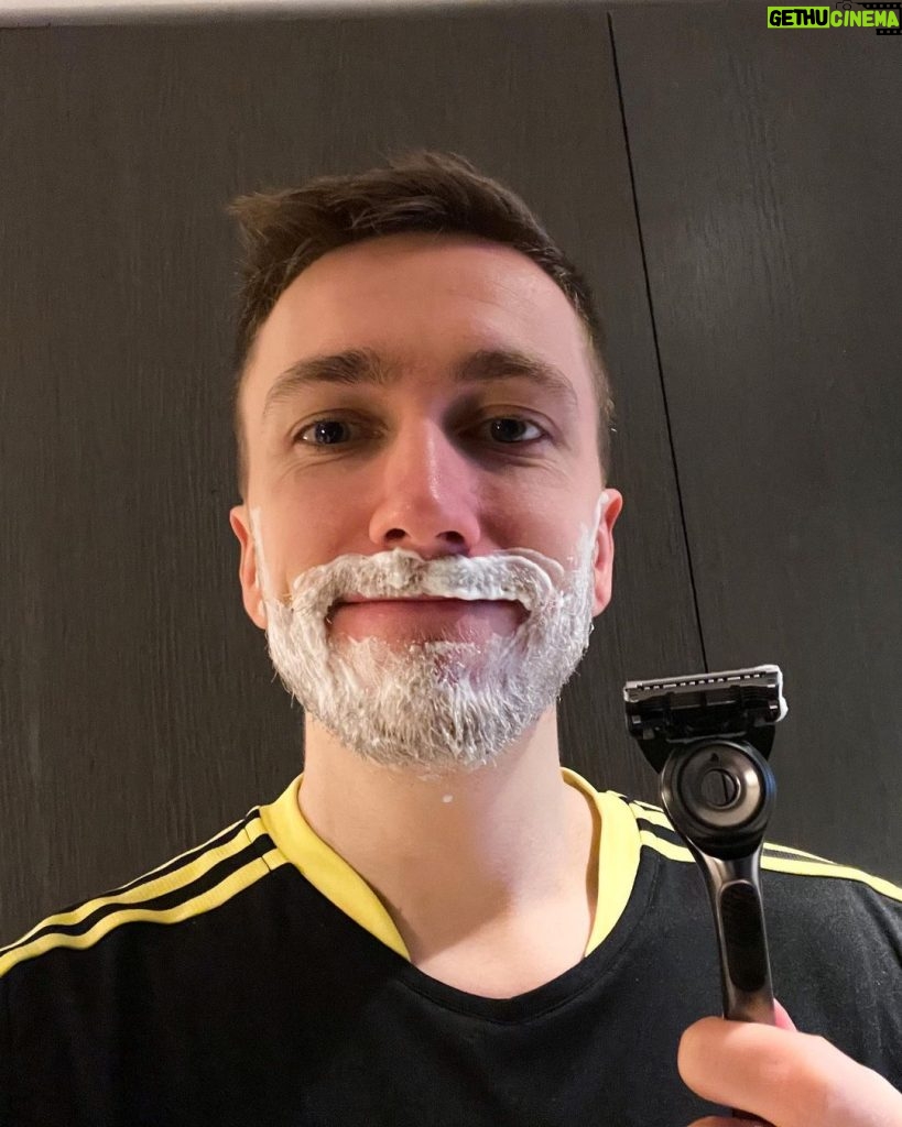 Simon Minter Instagram - Time for an effortless shave thanks to the new Gillette Labs razor. #effortlessflow #ad @gilletteuk