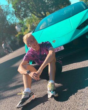 Simon Minter Instagram - The Sidemen said they’d buy me one if this got a million likes.

📷: @tobjizzle & @zerkaa