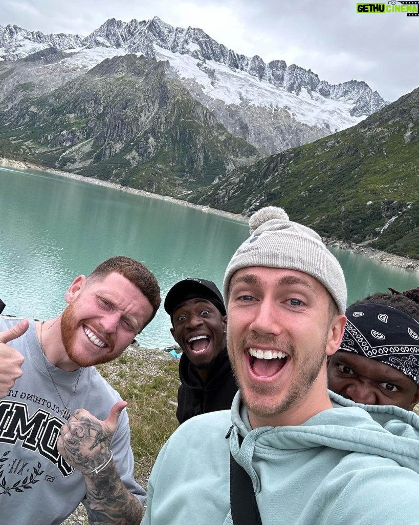 Simon Minter Instagram - Just wanted a nice photo in front of the lake.