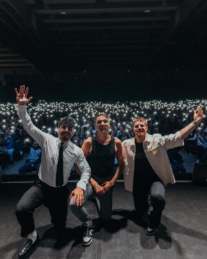 Simone Paciello Instagram - Con BRESCIA e PIACENZA si è conclusa questa prima parte del tour 2023!🤍
Non vediamo l’ora che inizi il 2024 per raggiungervi in tutta Italia 😏
IL TEATRO È UNA COSA BELLA 🫶🏻

📸: @simoneilgalbiati