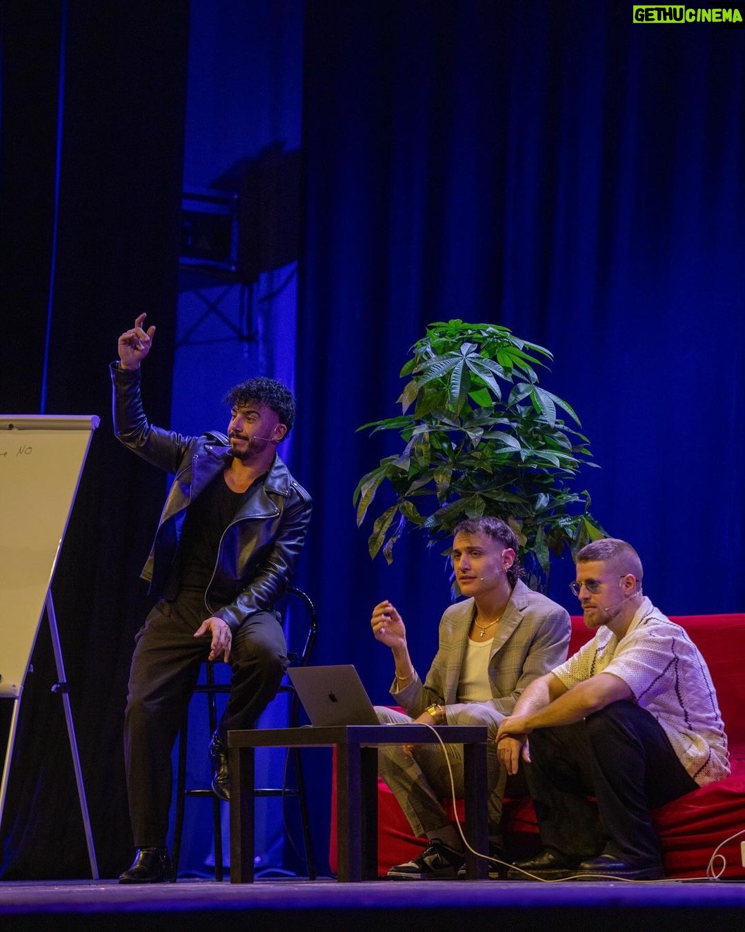 Simone Paciello Instagram - 2/40 APRILIA 🎭 Le prime 2 date sono state qualcosa di speciale 🤍 E siamo solo all’inizio. 📸: @simoneilgalbiati Teatro Europa Aprilia
