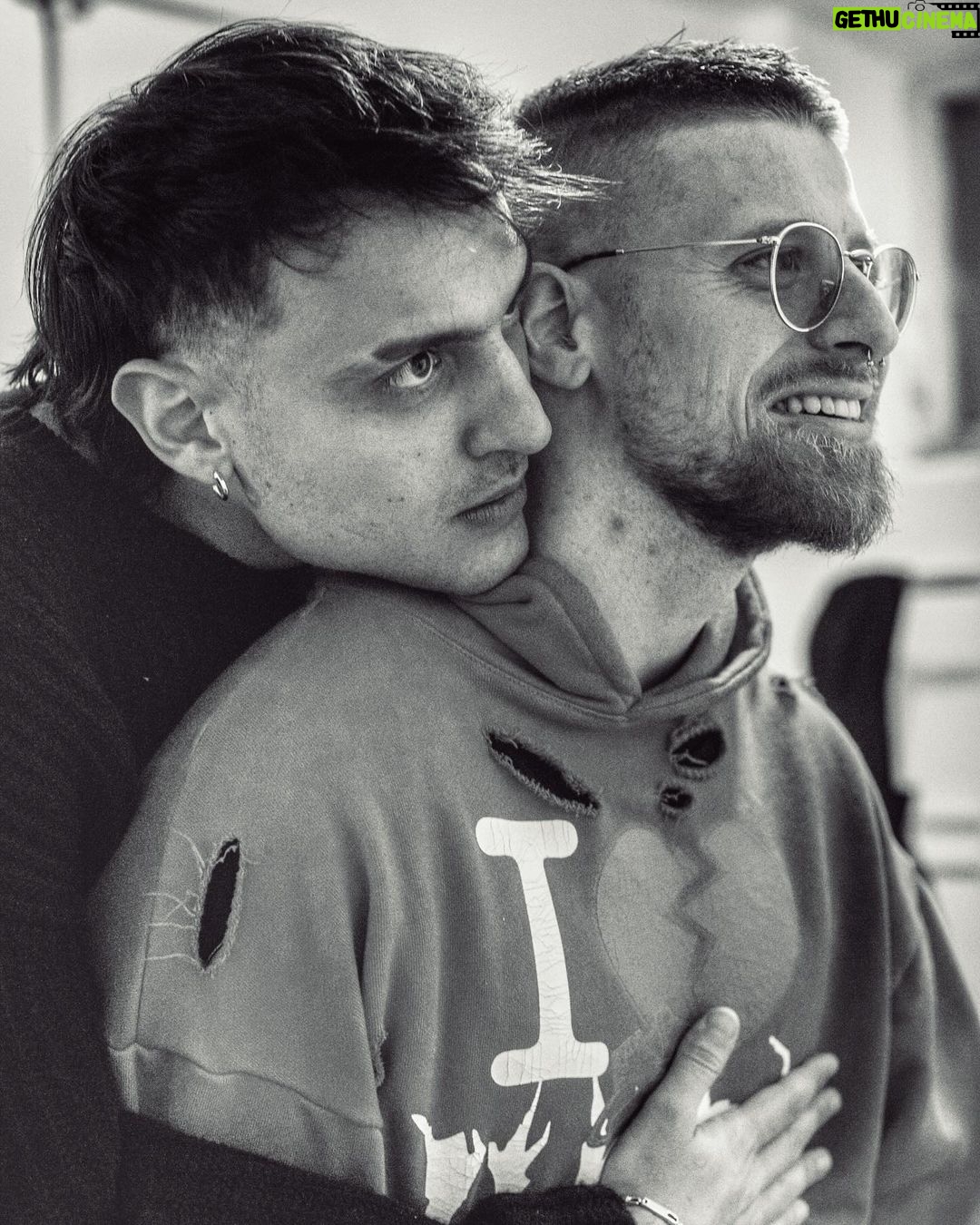 Simone Paciello Instagram - 2/40 APRILIA 🎭 Le prime 2 date sono state qualcosa di speciale 🤍 E siamo solo all’inizio. 📸: @simoneilgalbiati Teatro Europa Aprilia