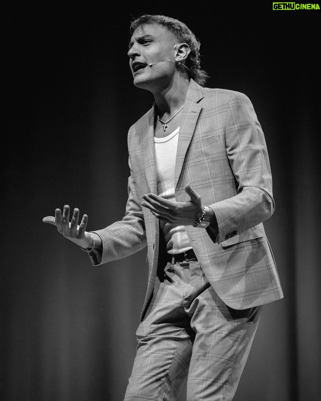 Simone Paciello Instagram - 2/40 APRILIA 🎭 Le prime 2 date sono state qualcosa di speciale 🤍 E siamo solo all’inizio. 📸: @simoneilgalbiati Teatro Europa Aprilia