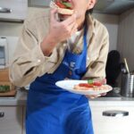 Simone Paciello Instagram - POV: Quando vuoi far colpo sui tuoi amici e diventi CHEF AWÈD 👨‍🍳 BRUSCHETTE CON GORGONZOLA DOP E POMODORI 🍅 INGREDIENTI: -pane tipo pugliese per bruschette -500 g di pomodori ciliegino -1 cucchiaio di zucchero -olio evo -origano -sale -Gorgonzola DOP Grazie @gorgonzoladop per la fiducia, vi ospito quando volete..ma portate le sedie #UnaGenerazioneInCucina #ConsorzioGorgonzolaDop #GenerazioneG ADV