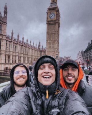 Simone Paciello Instagram - Silvio Berlusconi, Massimo Ceccherini e Michael Jackson di Oxford vi augurano un buon 2023, nella speranza che i vostri ex possano realizzare poche cose e pure male.