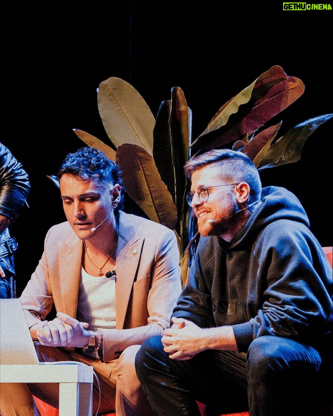 Simone Paciello Instagram - Grazie Milano ❤️ La prima data di Esperienze D.M. dal vivo a teatro è stato un successo incredibile. I primi sorpresi da tutto ciò siamo noi 3 in primis. Eravamo terrorizzati all'idea di portare dal vivo un format mai provato dal vivo e del tutto IMPROVVISATO. Sarà stato merito del teatro pieno e del pubblico meraviglioso di ieri, ma è stata la cosa più bella, divertente e vera che abbiamo mai fatto in undici anni di video. La cosa ci rende incredibilmente orgogliosi. Pronti per il tour?😏 Teatro Martinitt