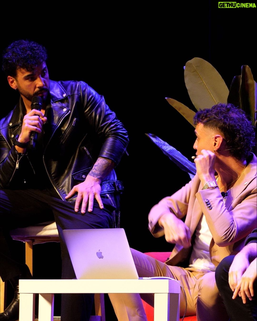 Simone Paciello Instagram - Grazie Milano ❤️ La prima data di Esperienze D.M. dal vivo a teatro è stato un successo incredibile. I primi sorpresi da tutto ciò siamo noi 3 in primis. Eravamo terrorizzati all'idea di portare dal vivo un format mai provato dal vivo e del tutto IMPROVVISATO. Sarà stato merito del teatro pieno e del pubblico meraviglioso di ieri, ma è stata la cosa più bella, divertente e vera che abbiamo mai fatto in undici anni di video. La cosa ci rende incredibilmente orgogliosi. Pronti per il tour?😏 Teatro Martinitt