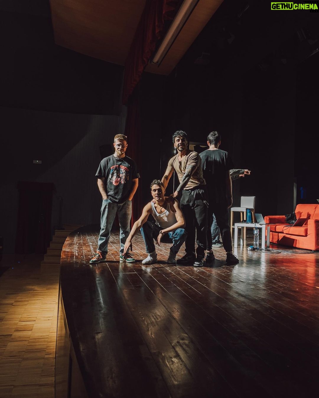 Simone Paciello Instagram - Grazie Milano ❤️ La prima data di Esperienze D.M. dal vivo a teatro è stato un successo incredibile. I primi sorpresi da tutto ciò siamo noi 3 in primis. Eravamo terrorizzati all'idea di portare dal vivo un format mai provato dal vivo e del tutto IMPROVVISATO. Sarà stato merito del teatro pieno e del pubblico meraviglioso di ieri, ma è stata la cosa più bella, divertente e vera che abbiamo mai fatto in undici anni di video. La cosa ci rende incredibilmente orgogliosi. Pronti per il tour?😏 Teatro Martinitt