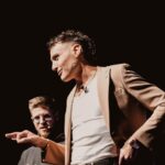 Simone Paciello Instagram – Grazie Milano ❤️
La prima data di Esperienze
D.M. dal vivo a teatro è stato un successo incredibile.
I primi sorpresi da tutto ciò siamo noi 3 in primis.
Eravamo terrorizzati all’idea di portare dal vivo un format mai provato dal vivo e del tutto IMPROVVISATO.
Sarà stato merito del teatro pieno e del pubblico
meraviglioso di ieri, ma è stata la cosa più bella, divertente e vera che abbiamo mai fatto in undici anni di video.
La cosa ci rende incredibilmente orgogliosi.
Pronti per il tour?😏 Teatro Martinitt
