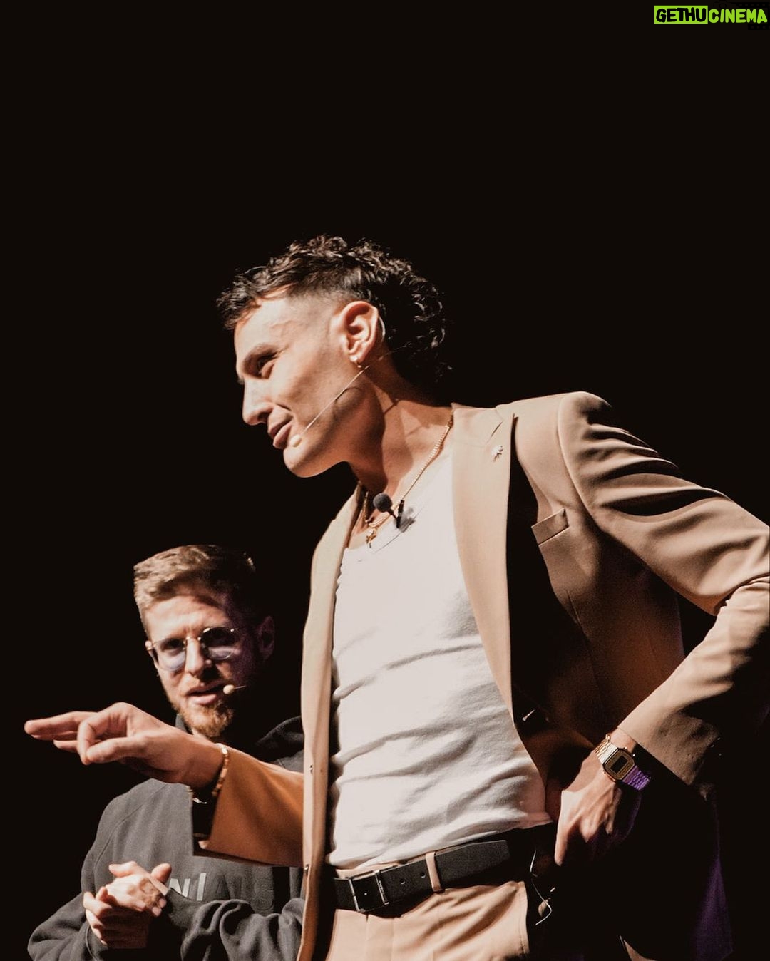 Simone Paciello Instagram - Grazie Milano ❤️ La prima data di Esperienze D.M. dal vivo a teatro è stato un successo incredibile. I primi sorpresi da tutto ciò siamo noi 3 in primis. Eravamo terrorizzati all'idea di portare dal vivo un format mai provato dal vivo e del tutto IMPROVVISATO. Sarà stato merito del teatro pieno e del pubblico meraviglioso di ieri, ma è stata la cosa più bella, divertente e vera che abbiamo mai fatto in undici anni di video. La cosa ci rende incredibilmente orgogliosi. Pronti per il tour?😏 Teatro Martinitt