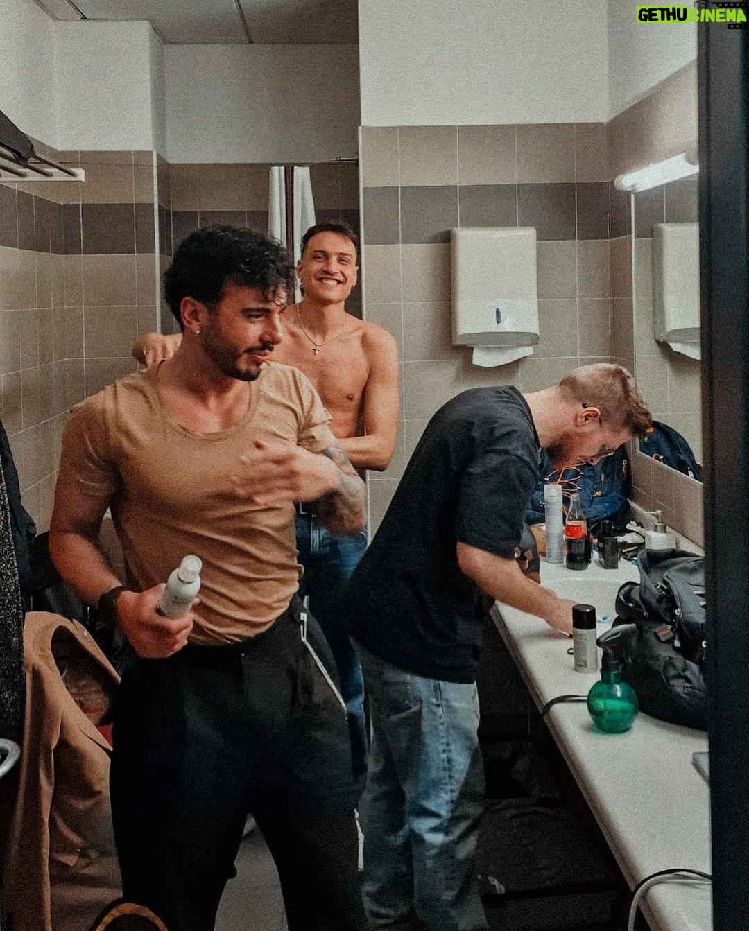 Simone Paciello Instagram - Grazie Milano ❤️ La prima data di Esperienze D.M. dal vivo a teatro è stato un successo incredibile. I primi sorpresi da tutto ciò siamo noi 3 in primis. Eravamo terrorizzati all'idea di portare dal vivo un format mai provato dal vivo e del tutto IMPROVVISATO. Sarà stato merito del teatro pieno e del pubblico meraviglioso di ieri, ma è stata la cosa più bella, divertente e vera che abbiamo mai fatto in undici anni di video. La cosa ci rende incredibilmente orgogliosi. Pronti per il tour?😏 Teatro Martinitt