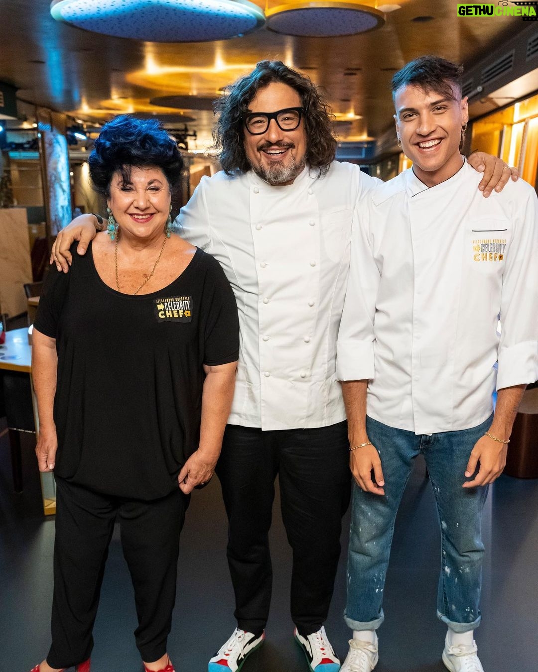 Simone Paciello Instagram - Se m’avessero detto che un giorno avrei cucinato per Alessandro Borghese non ci avrei creduto. Ci vediamo questa sera alle 19.10 su @tv8it con Celebrity Chef. Io e Marisa Laurito ci sfideremo a colpi di cucina, chi avrà la meglio? #alecelebritychef