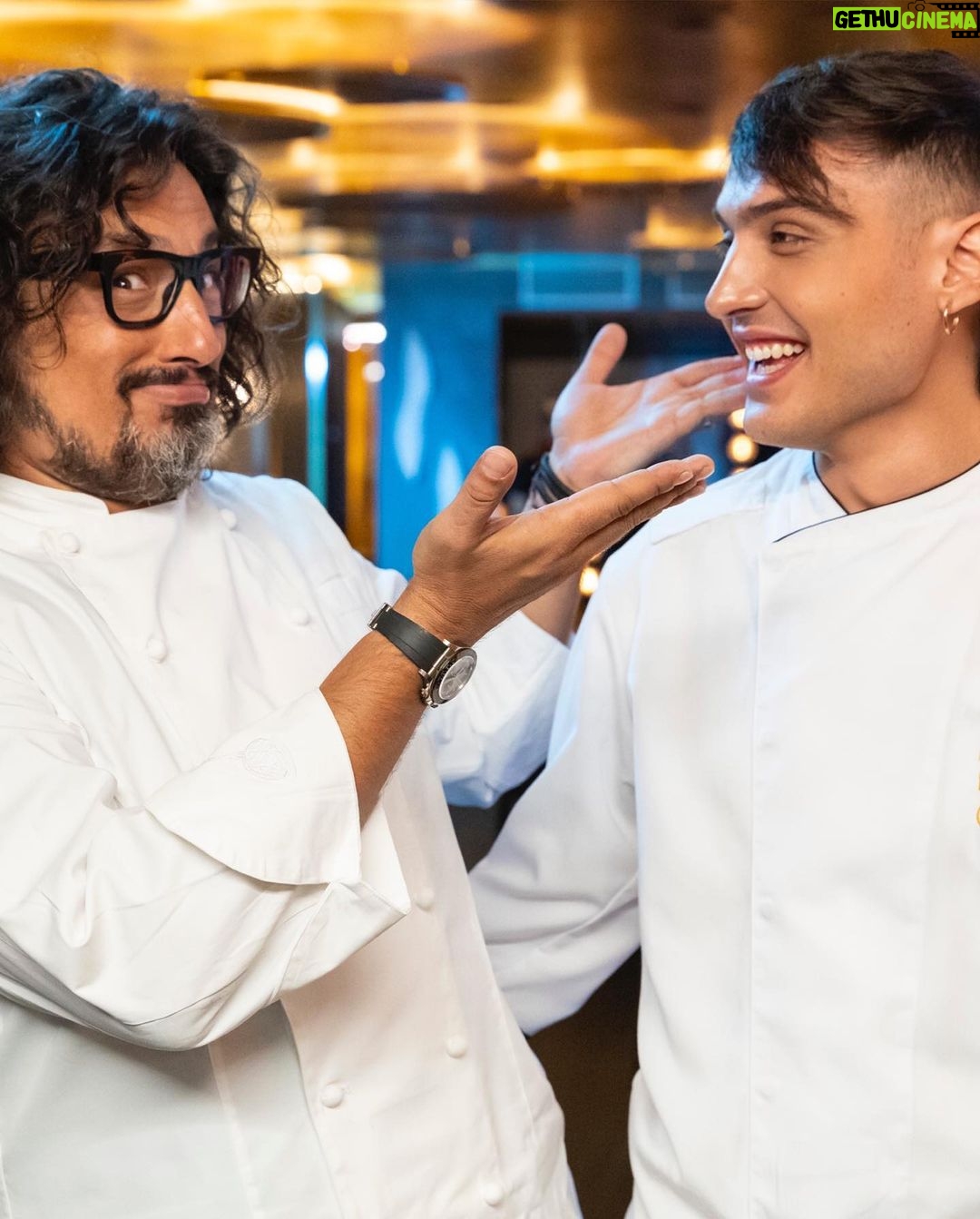Simone Paciello Instagram - Se m’avessero detto che un giorno avrei cucinato per Alessandro Borghese non ci avrei creduto. Ci vediamo questa sera alle 19.10 su @tv8it con Celebrity Chef. Io e Marisa Laurito ci sfideremo a colpi di cucina, chi avrà la meglio? #alecelebritychef
