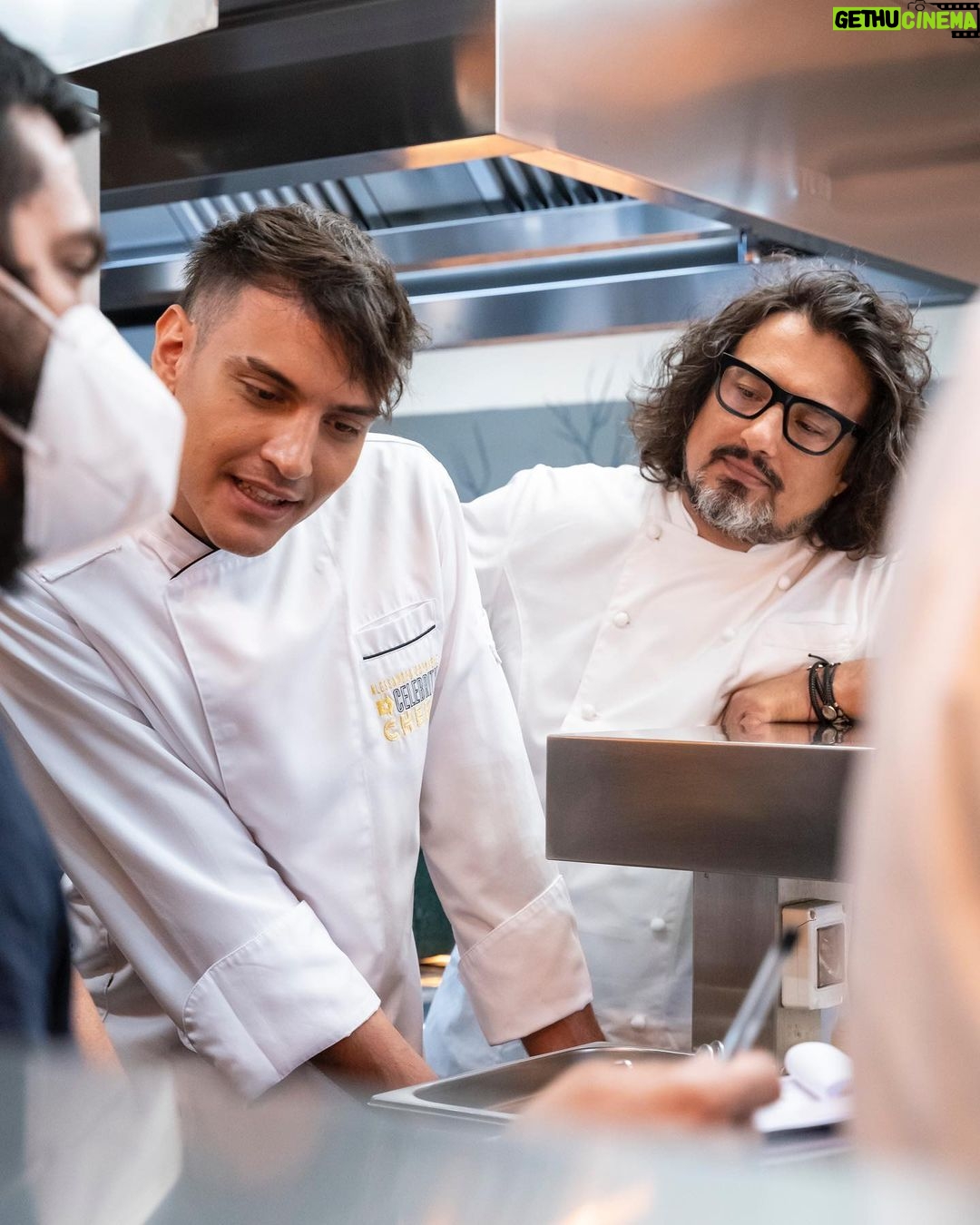 Simone Paciello Instagram - Se m’avessero detto che un giorno avrei cucinato per Alessandro Borghese non ci avrei creduto. Ci vediamo questa sera alle 19.10 su @tv8it con Celebrity Chef. Io e Marisa Laurito ci sfideremo a colpi di cucina, chi avrà la meglio? #alecelebritychef