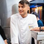 Simone Paciello Instagram - Se m’avessero detto che un giorno avrei cucinato per Alessandro Borghese non ci avrei creduto. Ci vediamo questa sera alle 19.10 su @tv8it con Celebrity Chef. Io e Marisa Laurito ci sfideremo a colpi di cucina, chi avrà la meglio? #alecelebritychef
