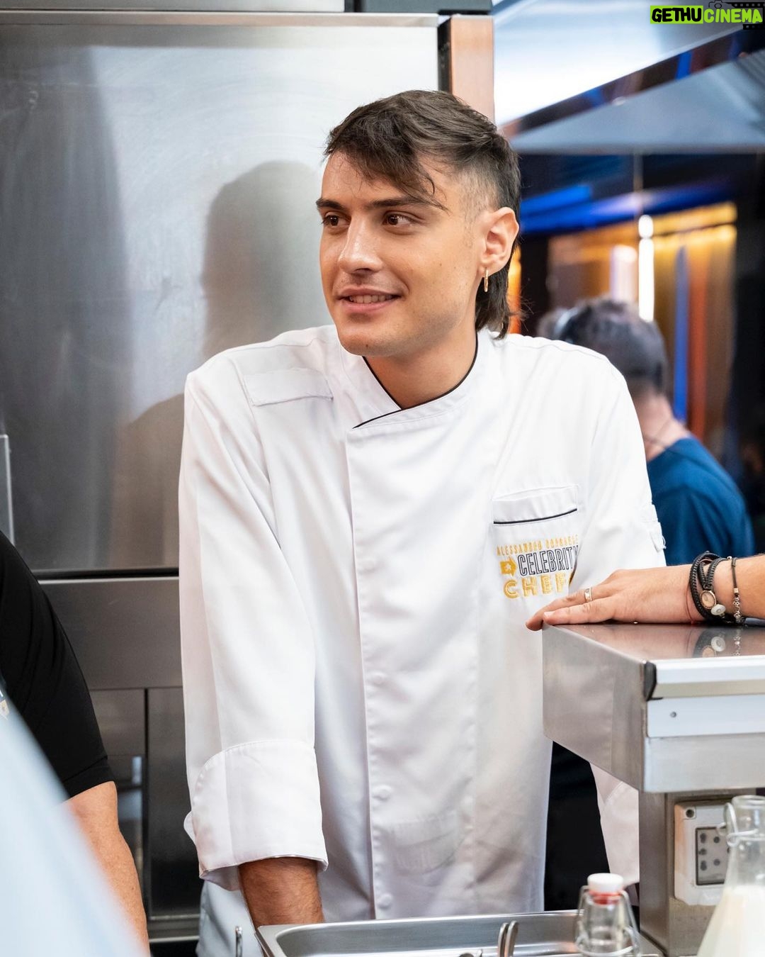 Simone Paciello Instagram - Se m’avessero detto che un giorno avrei cucinato per Alessandro Borghese non ci avrei creduto. Ci vediamo questa sera alle 19.10 su @tv8it con Celebrity Chef. Io e Marisa Laurito ci sfideremo a colpi di cucina, chi avrà la meglio? #alecelebritychef