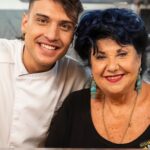 Simone Paciello Instagram - Se m’avessero detto che un giorno avrei cucinato per Alessandro Borghese non ci avrei creduto. Ci vediamo questa sera alle 19.10 su @tv8it con Celebrity Chef. Io e Marisa Laurito ci sfideremo a colpi di cucina, chi avrà la meglio? #alecelebritychef